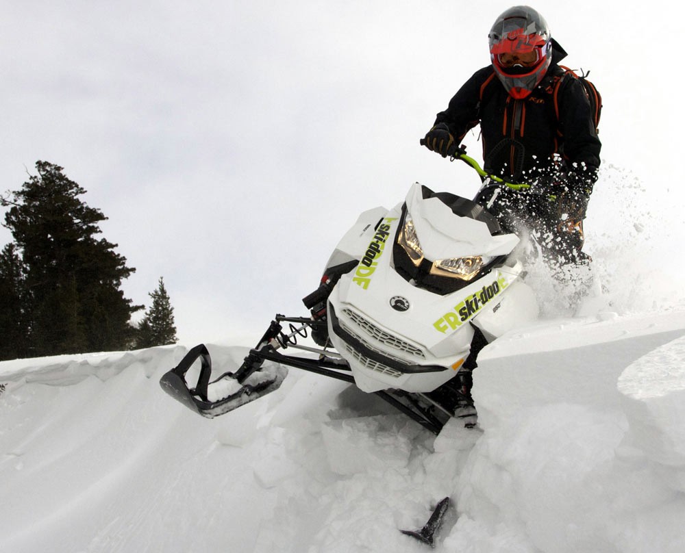 Comparatie: Ski-Doo Freeride 137 vs. Renegade Gen4 137 - snowmobile