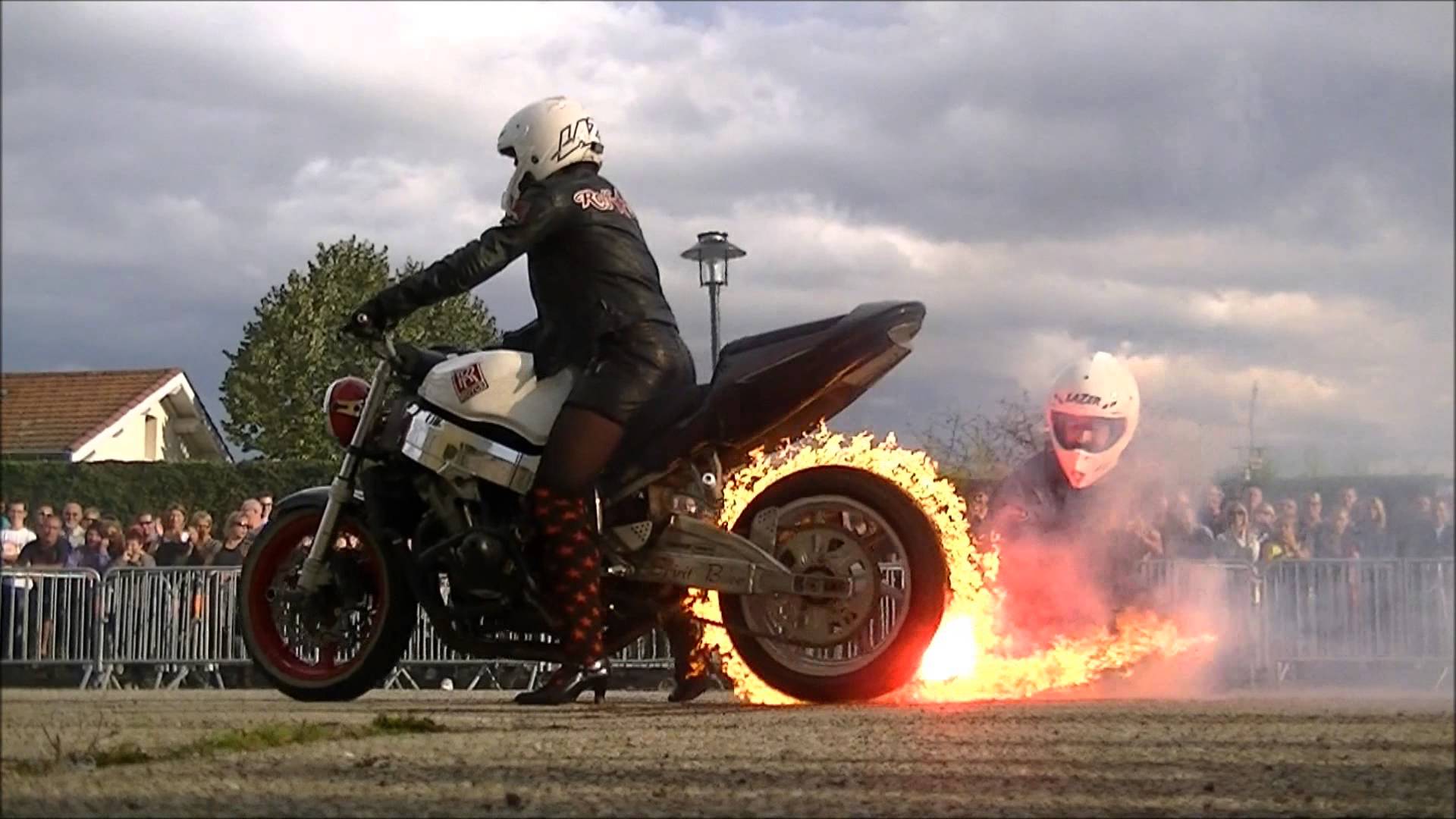 Acrobatii moto si dans contemporan - stunts