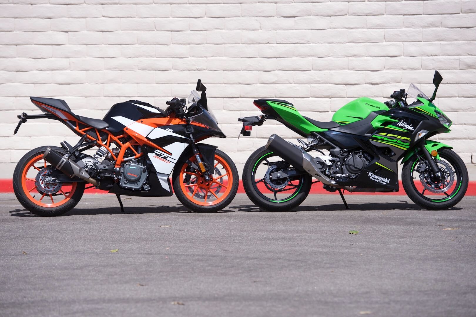 Doua motociclete sport din clasa usoara - motociclete