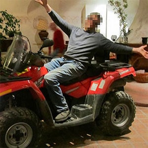 Un austriac beat se plimba cu ATV-ul intr-un hotel
