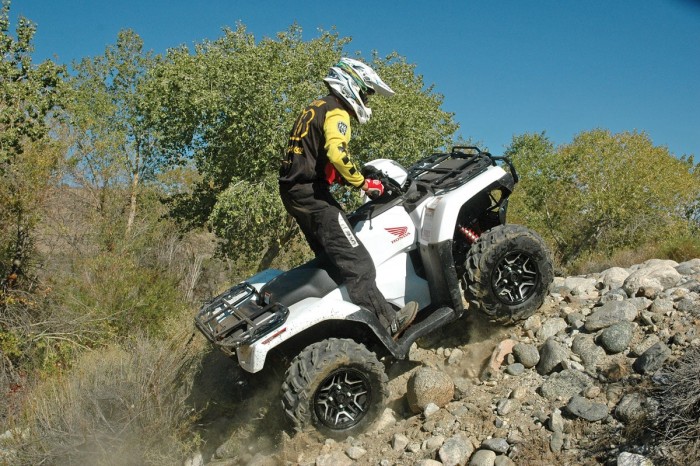 Condusul ATV-ului pe dealuri